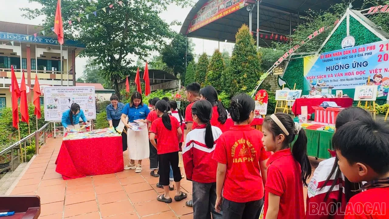 Học sinh Trường Tiểu học số 2 Gia Phú tham gia ủng hộ sách.