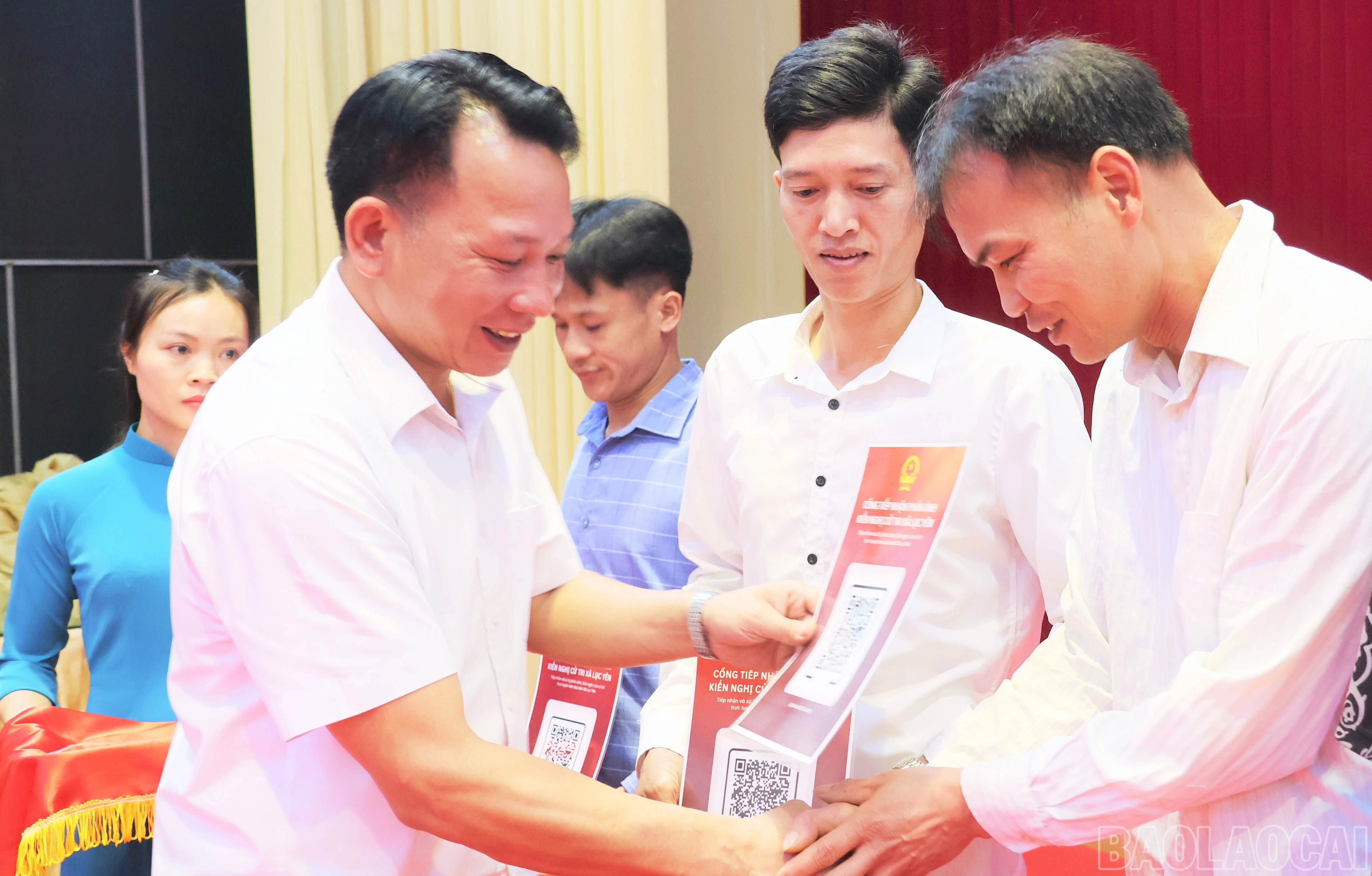 baolaocai-br_lanh-dao-ubnd-xa-trao-ma-qr-phan-mem-cho-cac-truong-thon-nguoi-co-uy-tin-tren-dia-ban-xa-8448.jpg