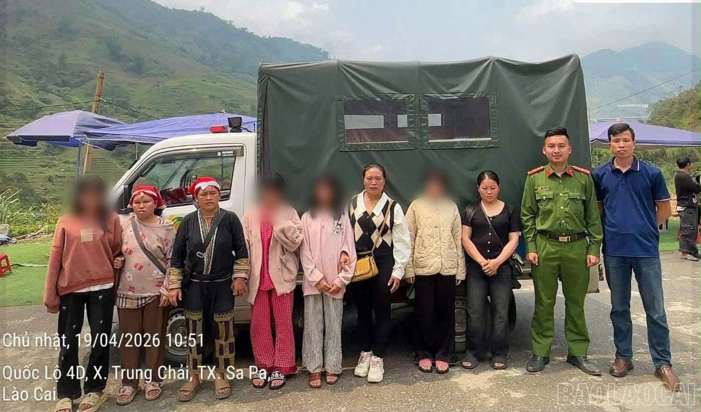 baolaocai-br_cong-an-xa-ta-phin-ban-giao-4-chau-nho-ve-cho-gia-dinh-quan-ly-1.jpg