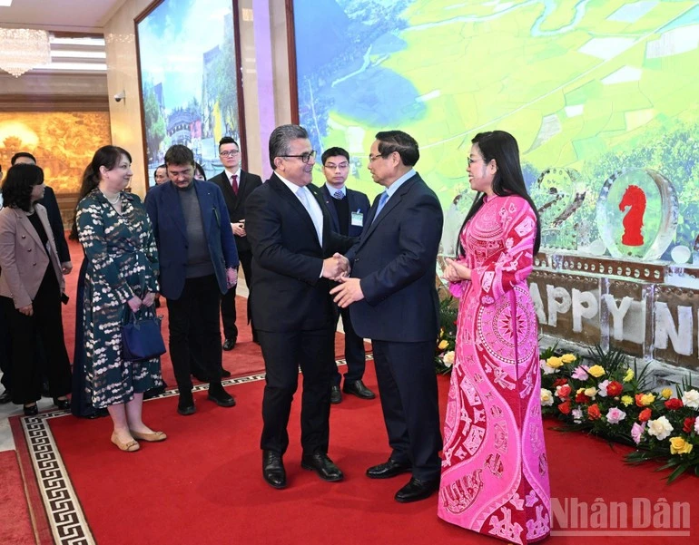 Thủ tướng Chính phủ Phạm Minh Chính và Phu nhân nồng nhiệt chào đón các vị khách quốc tế.