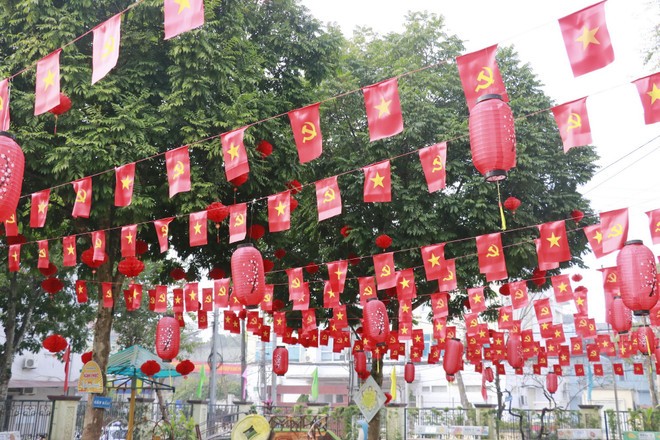 Rực rỡ lá cờ đỏ sao vàng và cờ Đảng trong trường học ở phường Yên Bái.