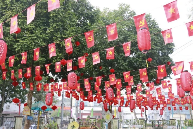 Rực rỡ lá cờ đỏ sao vàng và cờ Đảng trong trường học ở phường Yên Bái.