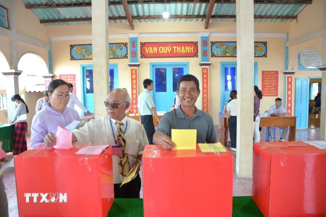 Cử tri đặc khu Phú Quý (Lâm Đồng) nô nức khí thế và phấn khởi tham gia vào ngày hội lớn.