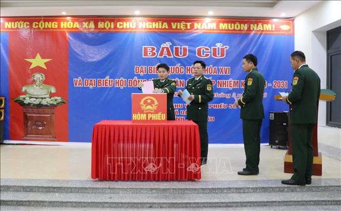Các cử tri Đồn Biên phòng Dào San bỏ phiếu bầu cử đại biểu Quốc hội khóa XVI và đại biểu HĐND các cấp nhiệm kỳ 2026 - 2031.