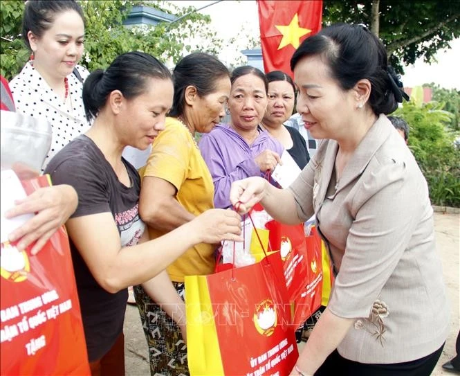 Chủ tịch Ủy ban Mặt trận Tổ quốc tỉnh Bắc Ninh Nguyễn Thị Hà trao quà hỗ trợ cho các hộ dân bị ảnh hưởng bởi mưa lũ trên địa bàn xã Kép, tỉnh Bắc Ninh.