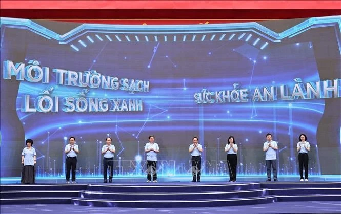 Các đại biểu thực hiện nghi thức phát động hưởng ứng Ngày sức khỏe Việt Nam, Ngày hội sức khỏe và Giải đi bộ “Vì một Việt Nam khỏe mạnh”.