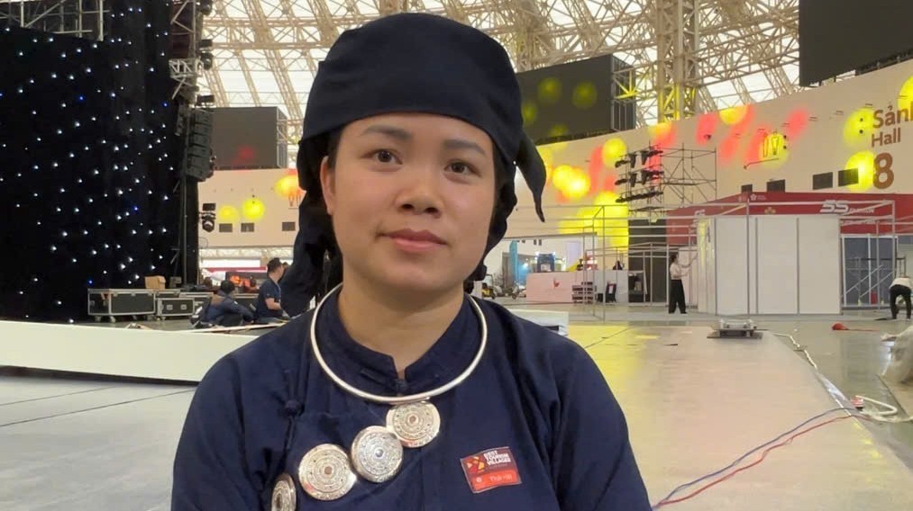 Chị Nông Thị Dương, đại diện bản làng Thái Hải, gian hàng tỉnh Thái Nguyên.