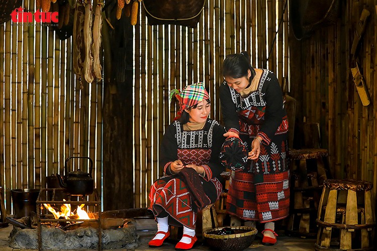 Phụ nữ dân tộc thiểu số tại Sa Pa gìn giữ nghề thủ công truyền thống trong không gian sinh hoạt gia đình, tạo nên nét văn hóa đặc trưng hấp dẫn du khách quốc tế.