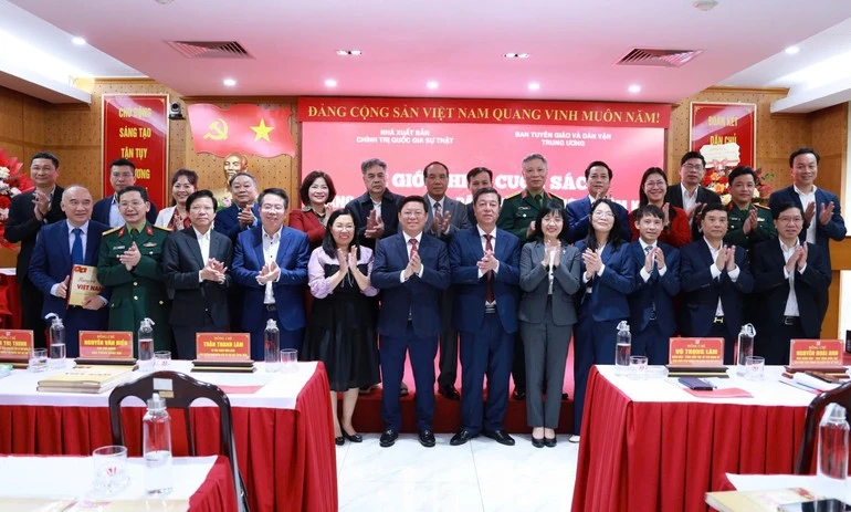 Các đại biểu chụp ảnh lưu niệm tại buổi lễ.