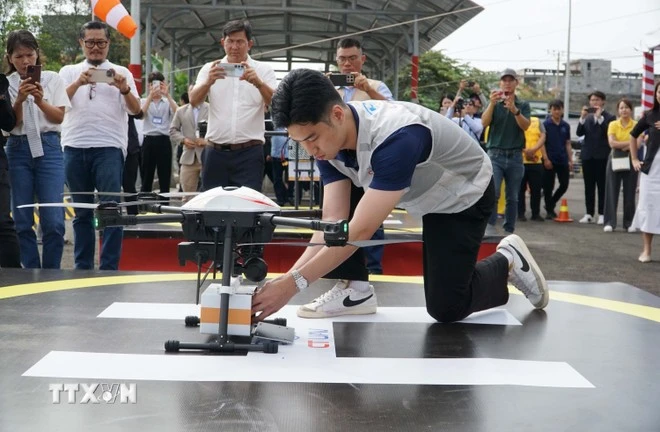 Nhân viên chuẩn bị gói hàng để vận chuyển bằng UAV.