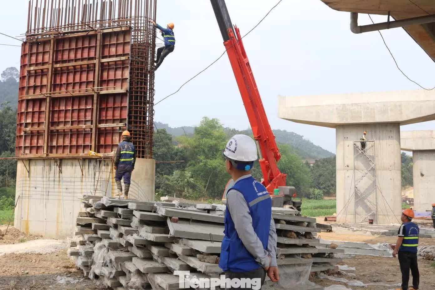 Cao tốc Nội Bài - Lào Cai vừa khai thác vừa thi công mở rộng.