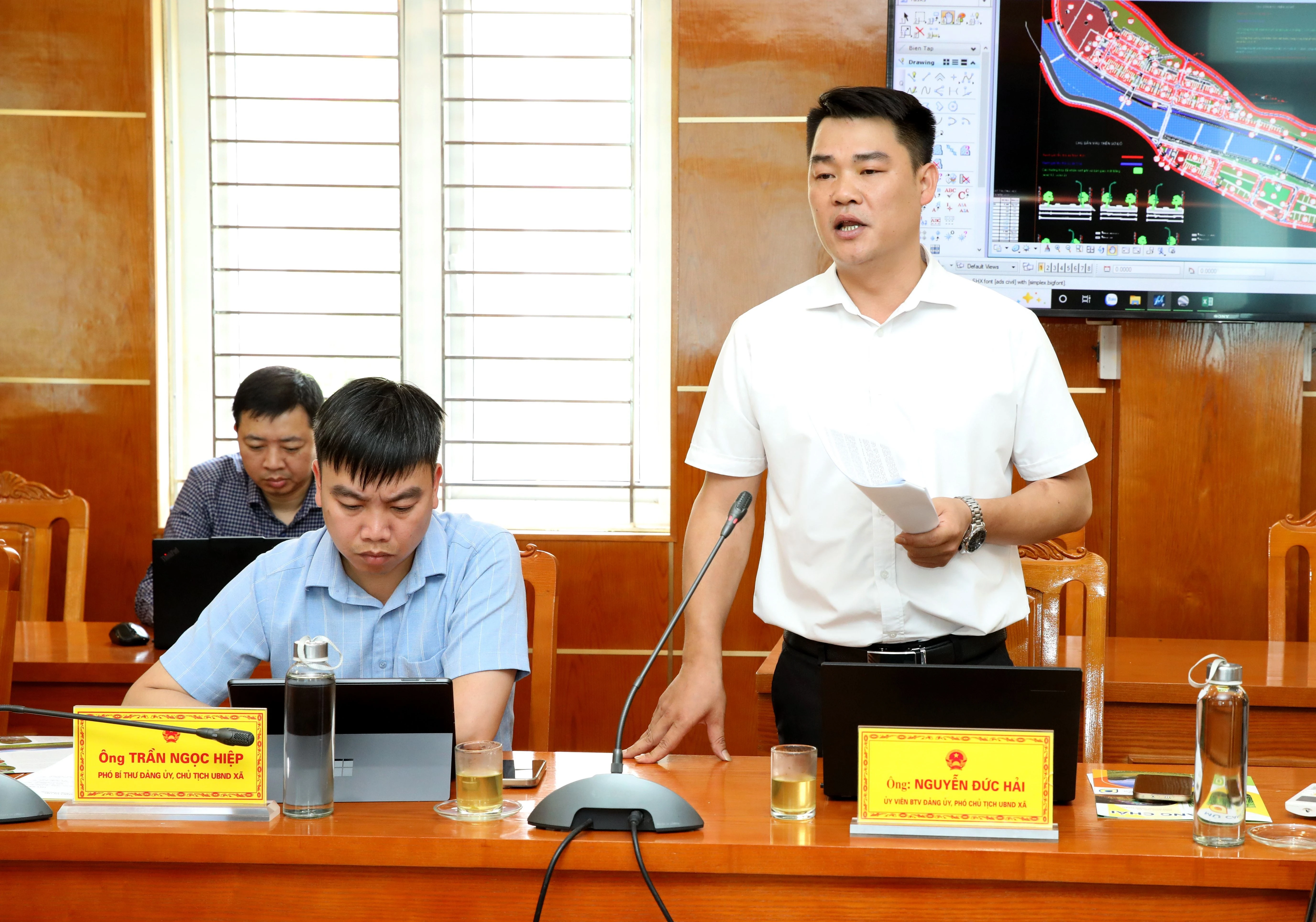 Lãnh đạo xã Mù cang Chải báo cáo với đoàn công tác.