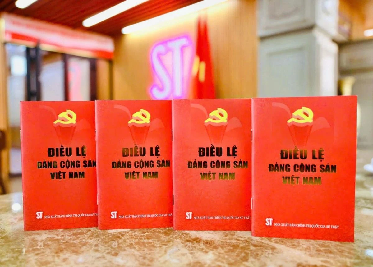 Cuốn sách “Điều lệ Đảng Cộng sản Việt Nam” nhằm kịp thời cung cấp tài liệu chính thống phục vụ nghiên cứu, quán triệt và thực hiện điều lệ Đảng.