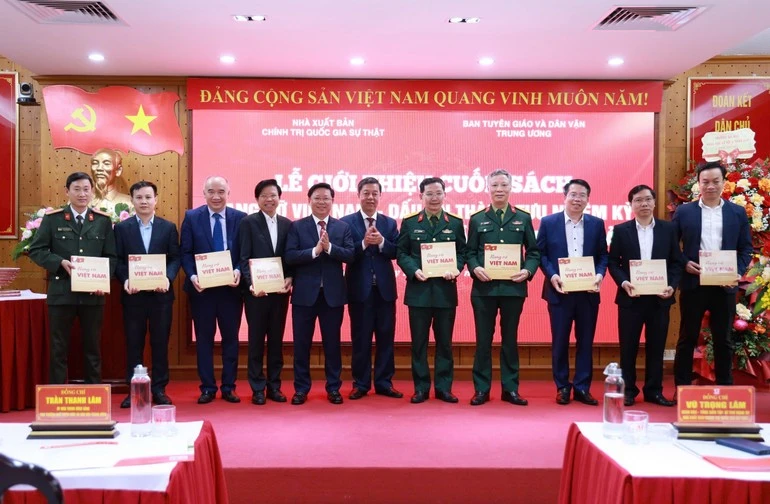 Đồng chí Trần Thanh Lâm, Ủy viên Trung ương Đảng, Phó Trưởng ban Tuyên giáo và Dân vận Trung ương và đồng chí PGS,TS Vũ Trọng Lâm, Giám đốc-Tổng Biên tập Nhà xuất bản Chính trị quốc gia Sự thật trao sách tặng các đại biểu.