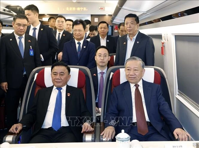 Lãnh đạo doanh nghiệp ngành đường sắt Trung Quốc tháp tùng Tổng Bí thư, Chủ tịch nước Tô Lâm trên tàu cao tốc đi thăm thành phố Nam Ninh. Ảnh: Thống Nhất/TTXVN