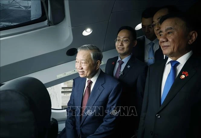 Tổng Bí thư, Chủ tịch nước Tô Lâm trên tàu cao tốc đi thành phố Nam Ninh. Ảnh: Thống Nhất/TTXVN