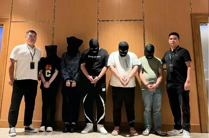 Cảnh sát Myanmar bàn giao 5 nghi phạm lừa đảo viễn thông và Internet cho cảnh sát Trung Quốc, ngày 26/8/2023.