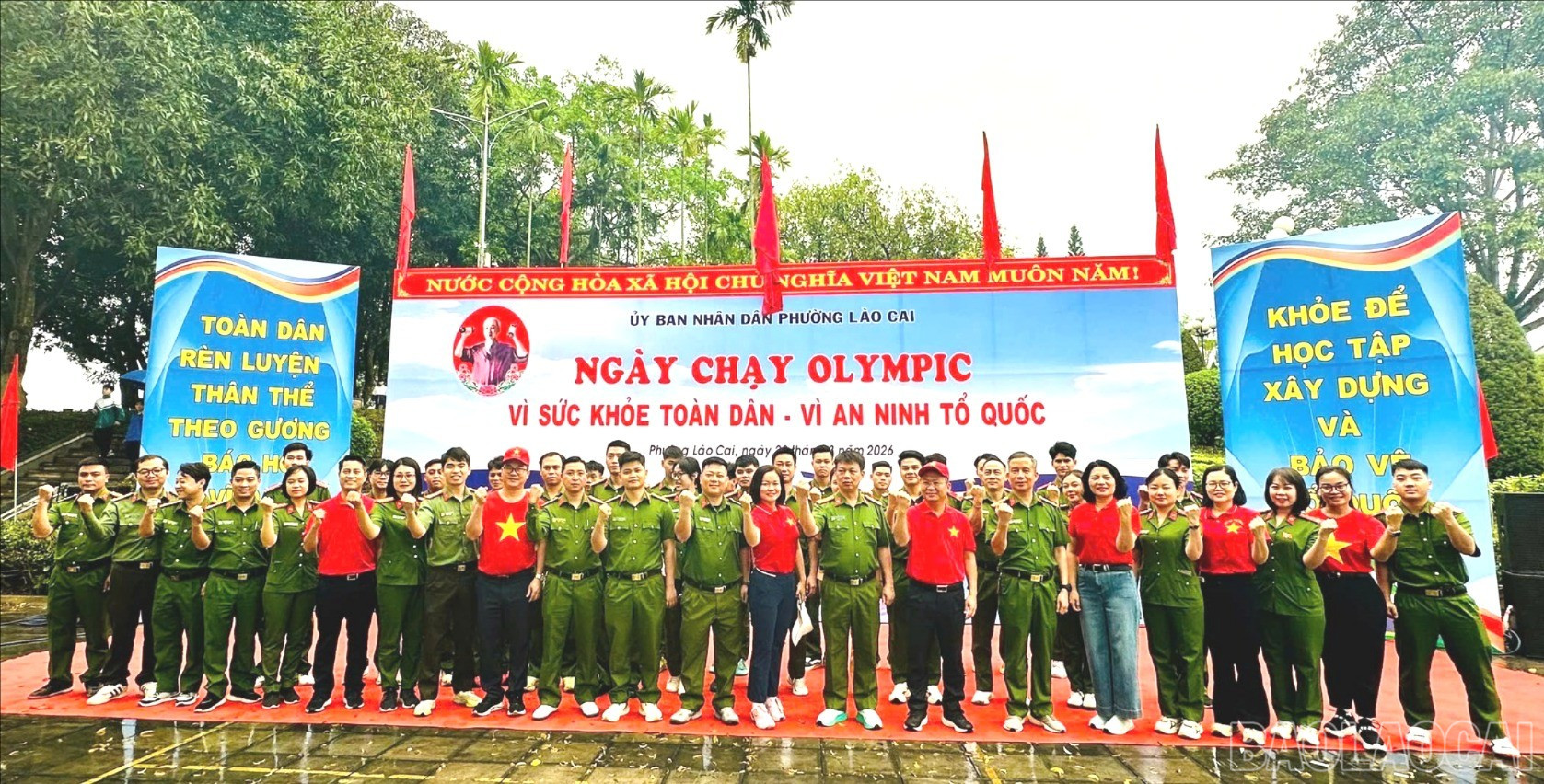 Các đồng chí lãnh đạo địa phương, cán bộ, công chức, viên chức, lực lượng vũ trang tham gia chương trình.