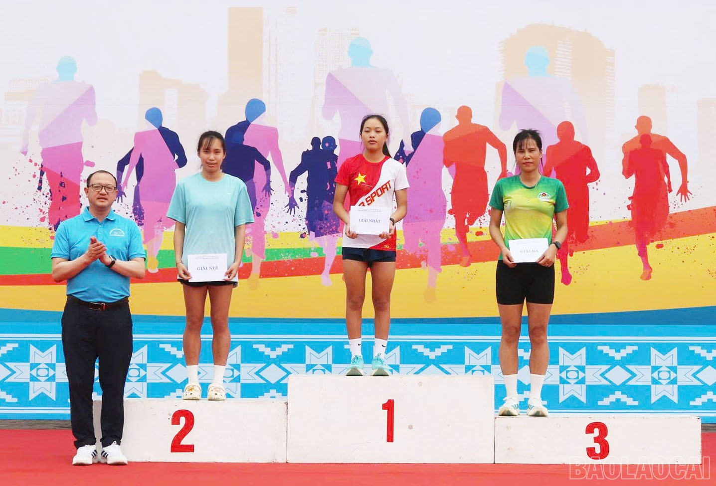 baolaocai-br_ban-to-chuc-trao-giai-nhat-nhi-ba-cho-cac-van-dong-vien-thuoc-noi-dung-nu-chinh.jpg