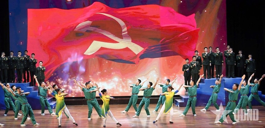 Tiết mục hát múa ca ngợi Đảng Cộng sản Việt Nam do các hạt nhân văn nghệ quần chúng Trường Sĩ quan Chính trị thể hiện. Ảnh: Tuấn Huy