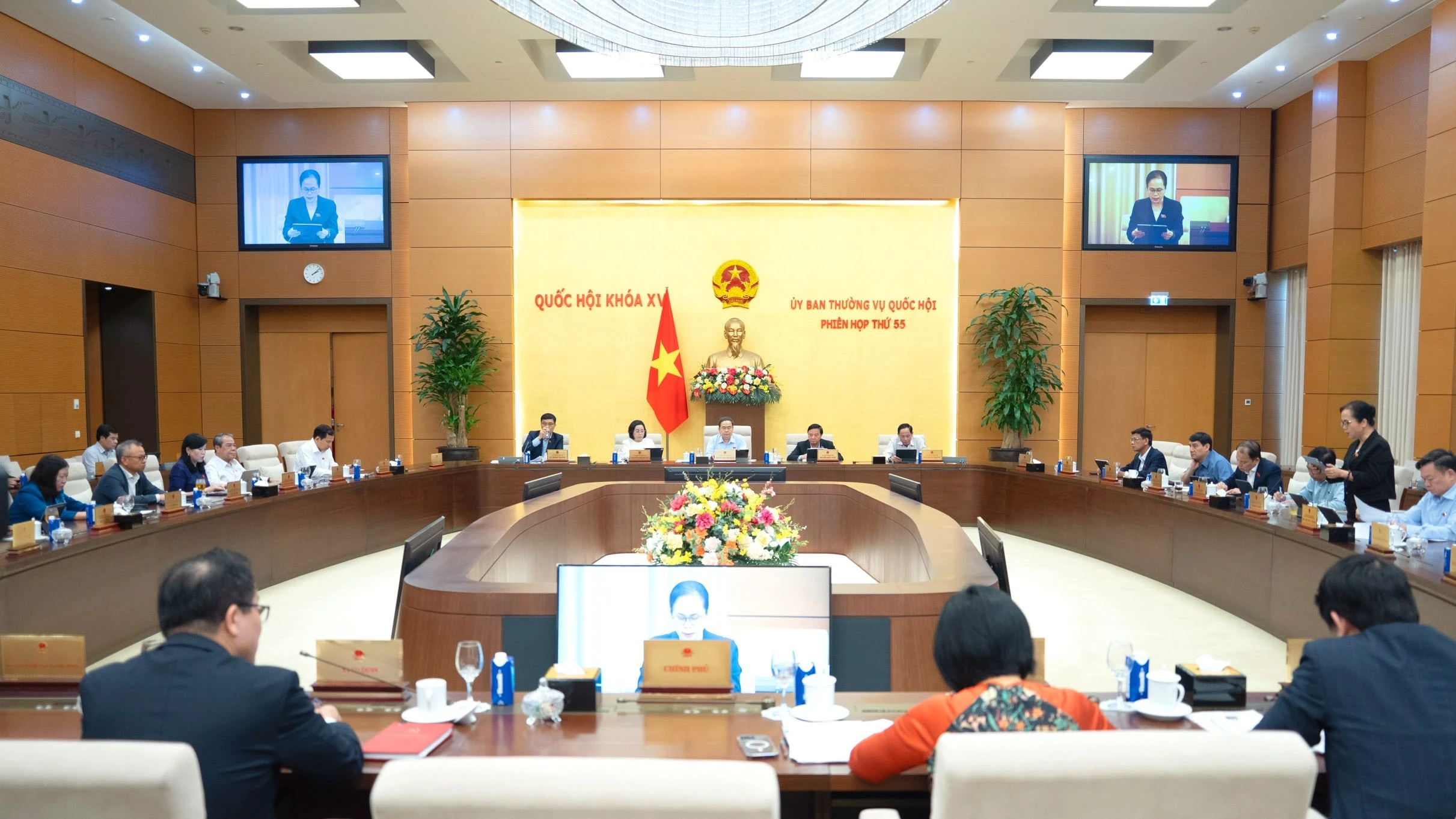 Ủy ban Thường vụ Quốc hội đã cho ý kiến về việc áp dụng các quyền ưu đãi, miễn trừ cho Văn phòng Quỹ hợp tác phát triển kinh tế của Ngân hàng Xuất nhập khẩu Hàn Quốc tại Việt Nam theo Tờ trình số 17/TTr-CP của Chính phủ.