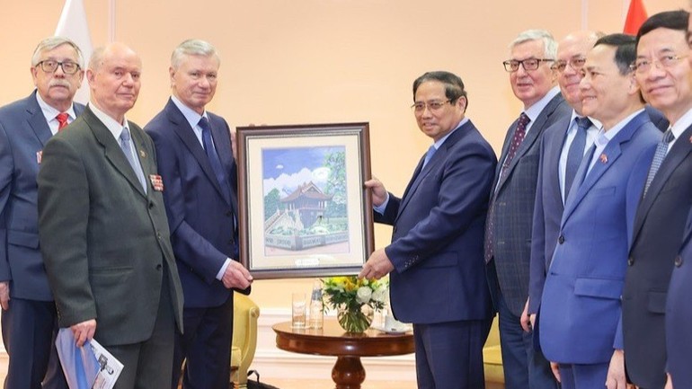 Thủ tướng Chính phủ Phạm Minh Chính tặng quà lưu niệm cho Hội Hữu nghị Nga-Việt và Hội Cựu chiến binh Nga tham gia chiến đấu tại Việt Nam.