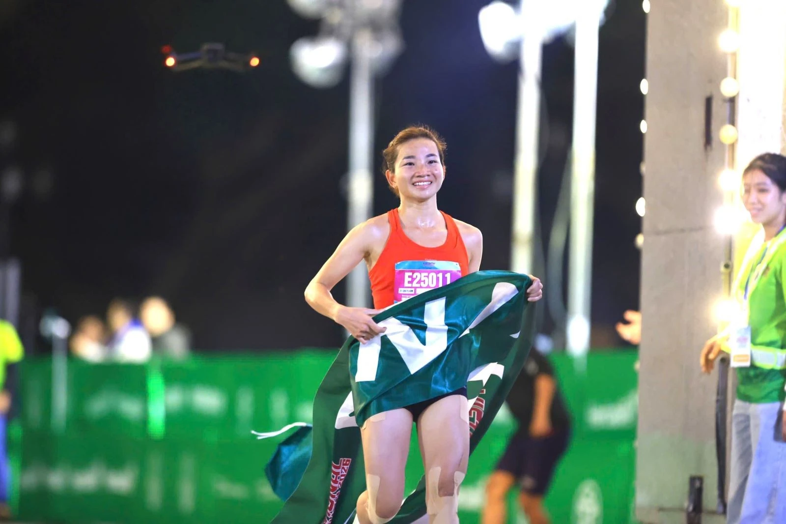 Kỷ lục gia Nguyễn Thị Oanh một lần nữa khẳng định vị thế số 1 khi cán đích đầu tiên với thành tích 1 giờ 16 phút 37 giây.