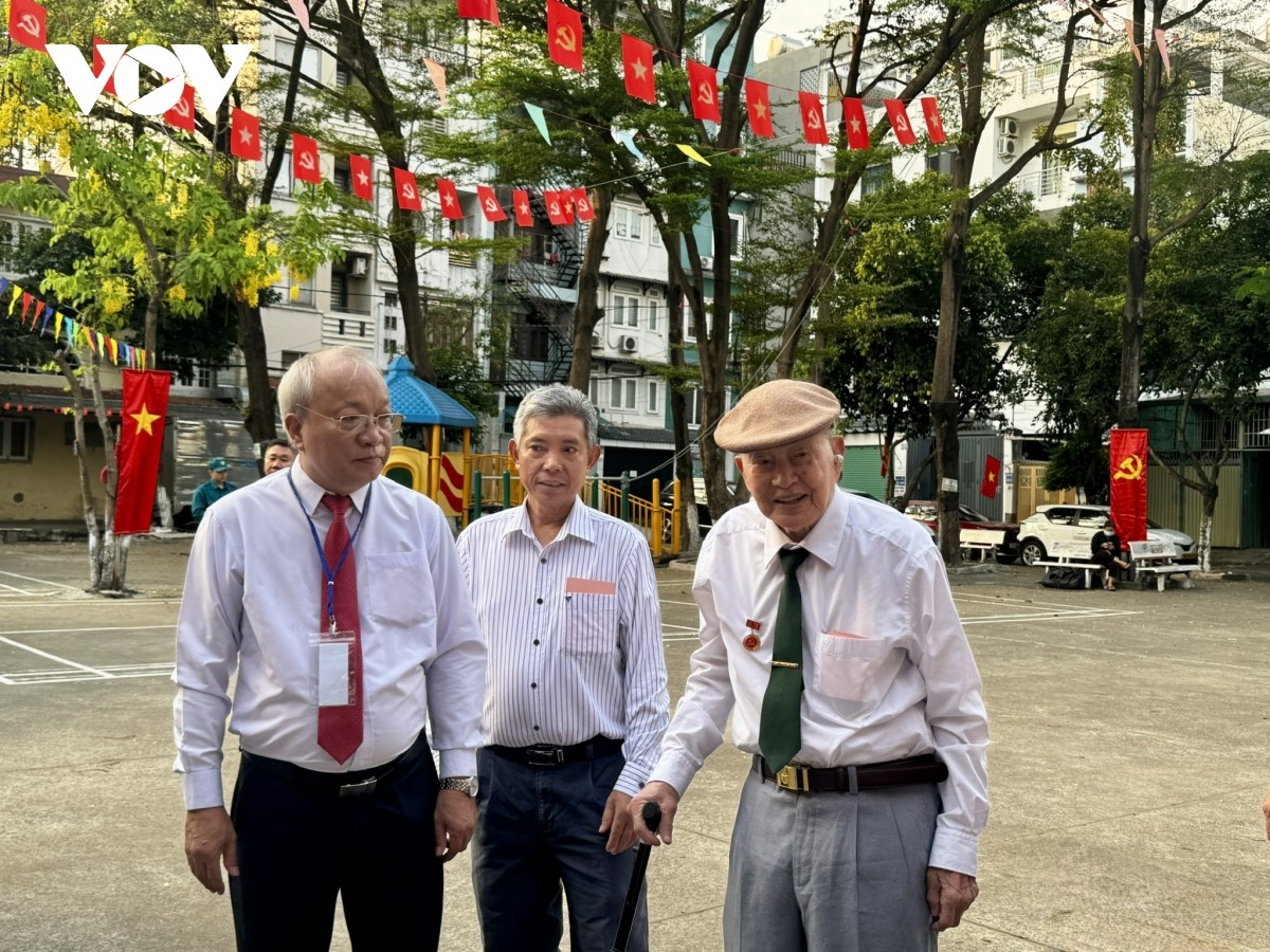 Sáng 15/3, Cử tri Nguyễn Văn Tàu (ngoài cùng bên phải) đến khu vực bỏ phiếu rất sớm.