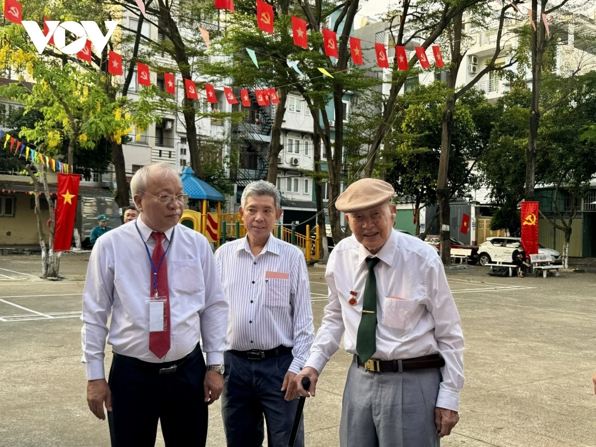 Sáng 15/3, Cử tri Nguyễn Văn Tàu (ngoài cùng bên phải) đến khu vực bỏ phiếu rất sớm.