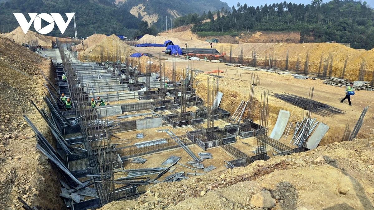 Công trường Trường Phổ thông nội trú tại A Mú Sung