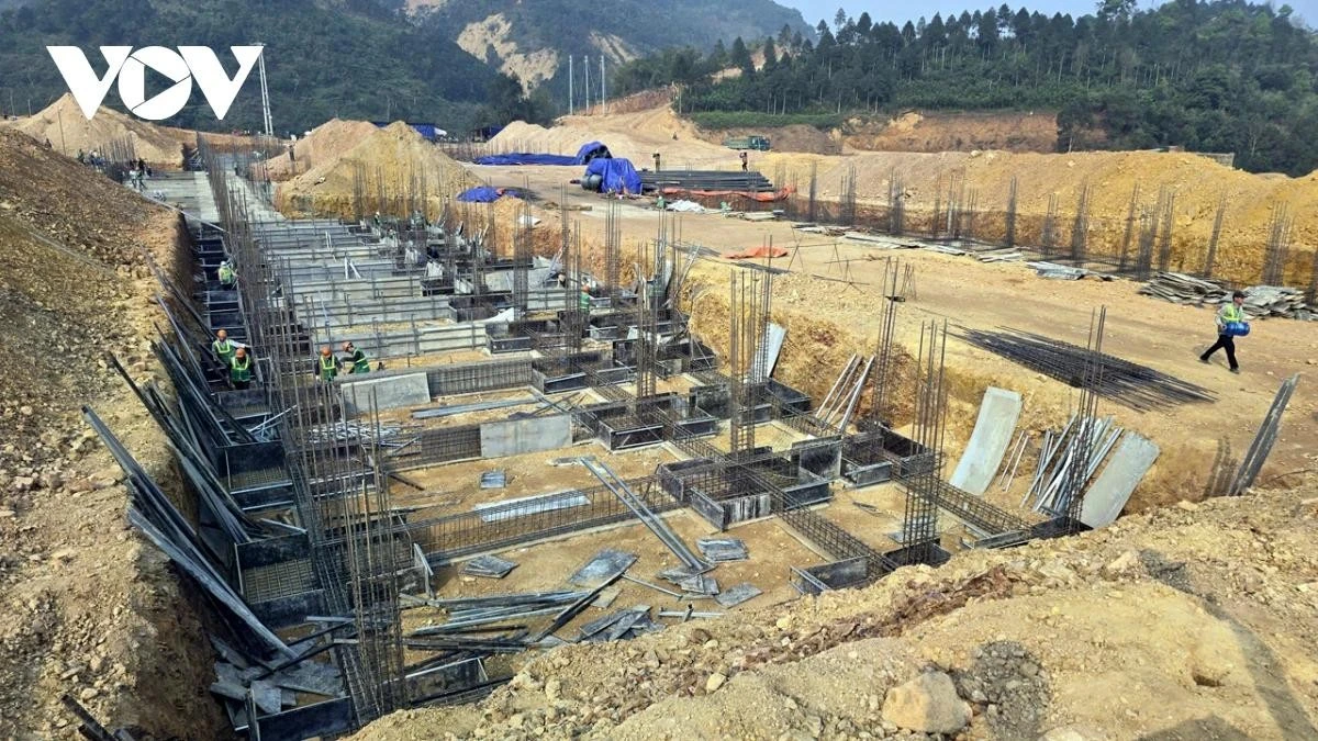 Công trường Trường Phổ thông nội trú tại A Mú Sung