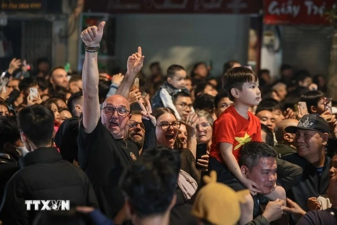 Người dân và du khách hân hoan trong thời khắc chào năm mới 2026 tại Hà Nội.