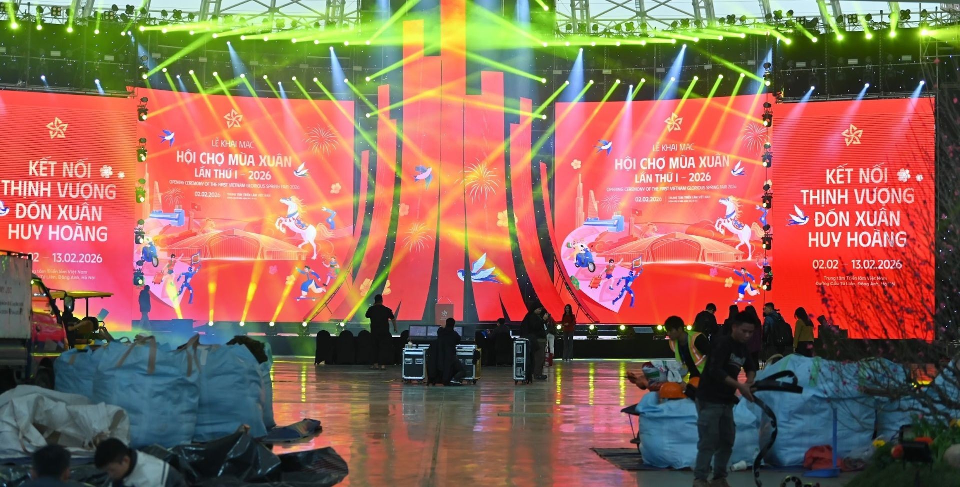 Sân khấu chính và khu vực check-in đang được triển khai đồng bộ.