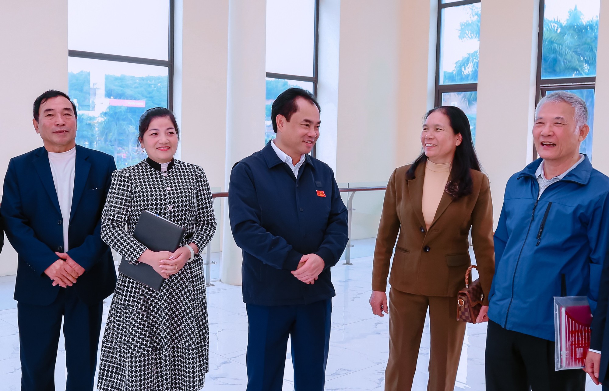 Đồng chí Trịnh Việt Hùng, Ủy viên dự khuyết Ban Chấp hành Trung ương Đảng, Bí thư Tỉnh ủy, Chủ tịch Hội đồng nhân dân tỉnh trao đổi với các cử tri phường Yên Bái.