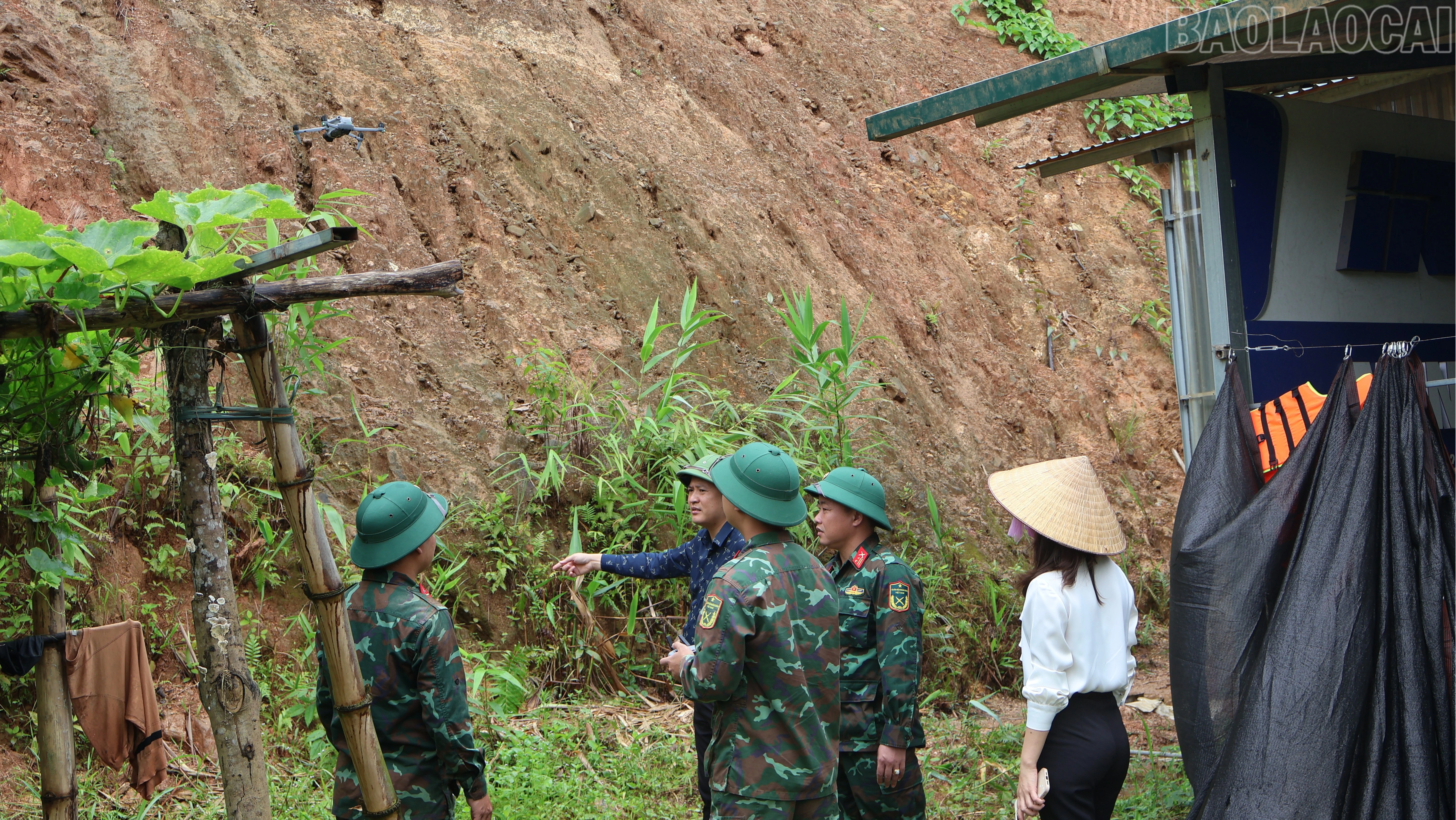 baolaocai-tr_kiem-tra-thuc-dia-nguy-co-sat-lo-tai-khu-vuc-truc-binh-3114.jpg