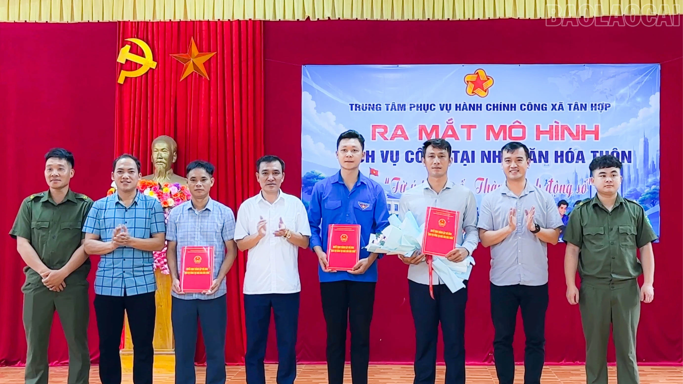Lãnh đạo xã trao quyết định thành lập mô hình “Dịch vụ công tại nhà văn hóa” thôn Khe Phầy, xã Tân Hợp.