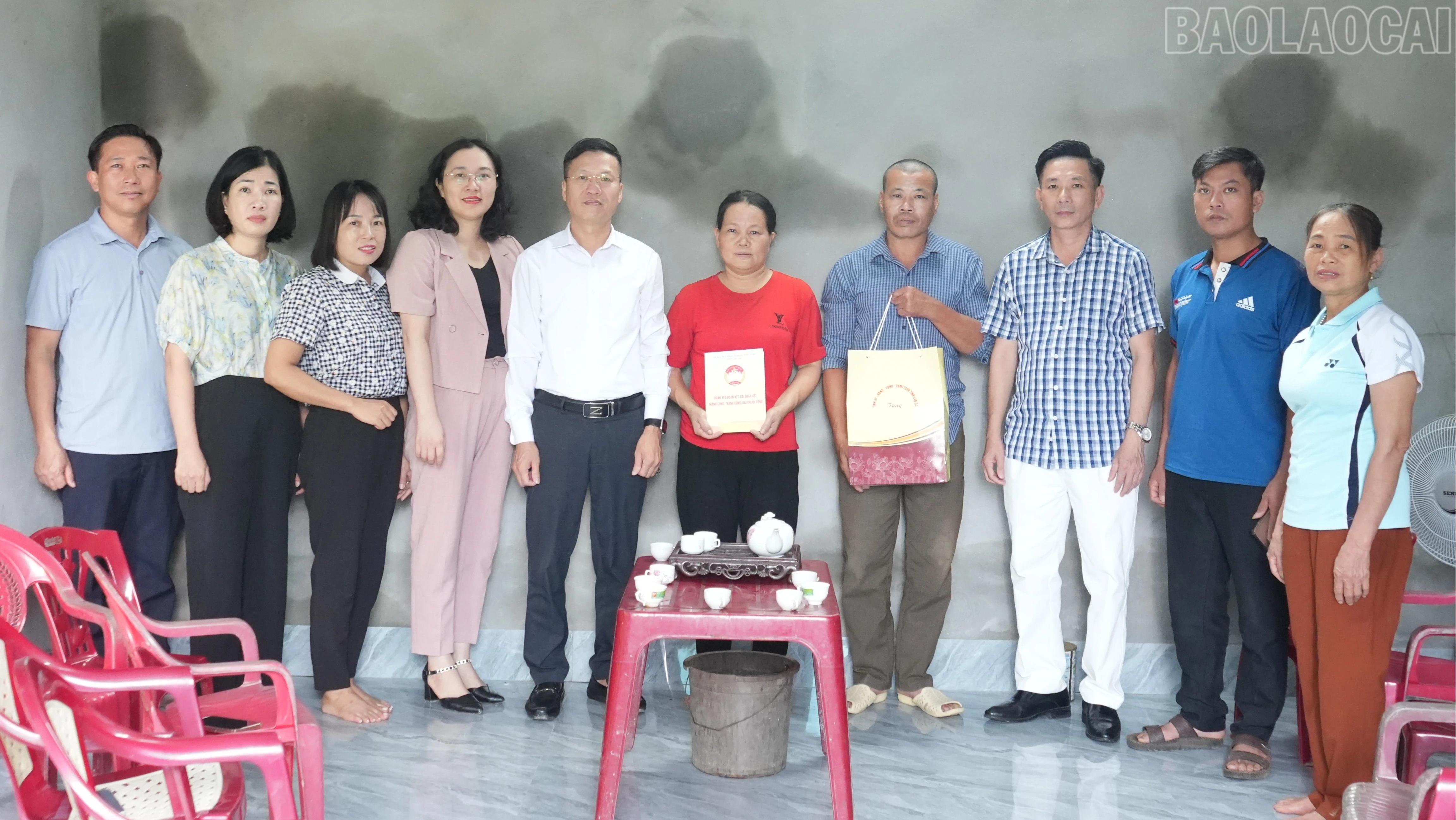 Đoàn công tác của Ủy ban MTTQ Việt Nam tỉnh Lào Cai đến thăm, tặng quà gia đình bà Vũ Thị Cảnh (áo đỏ) ở thôn Đào Thịnh 1.