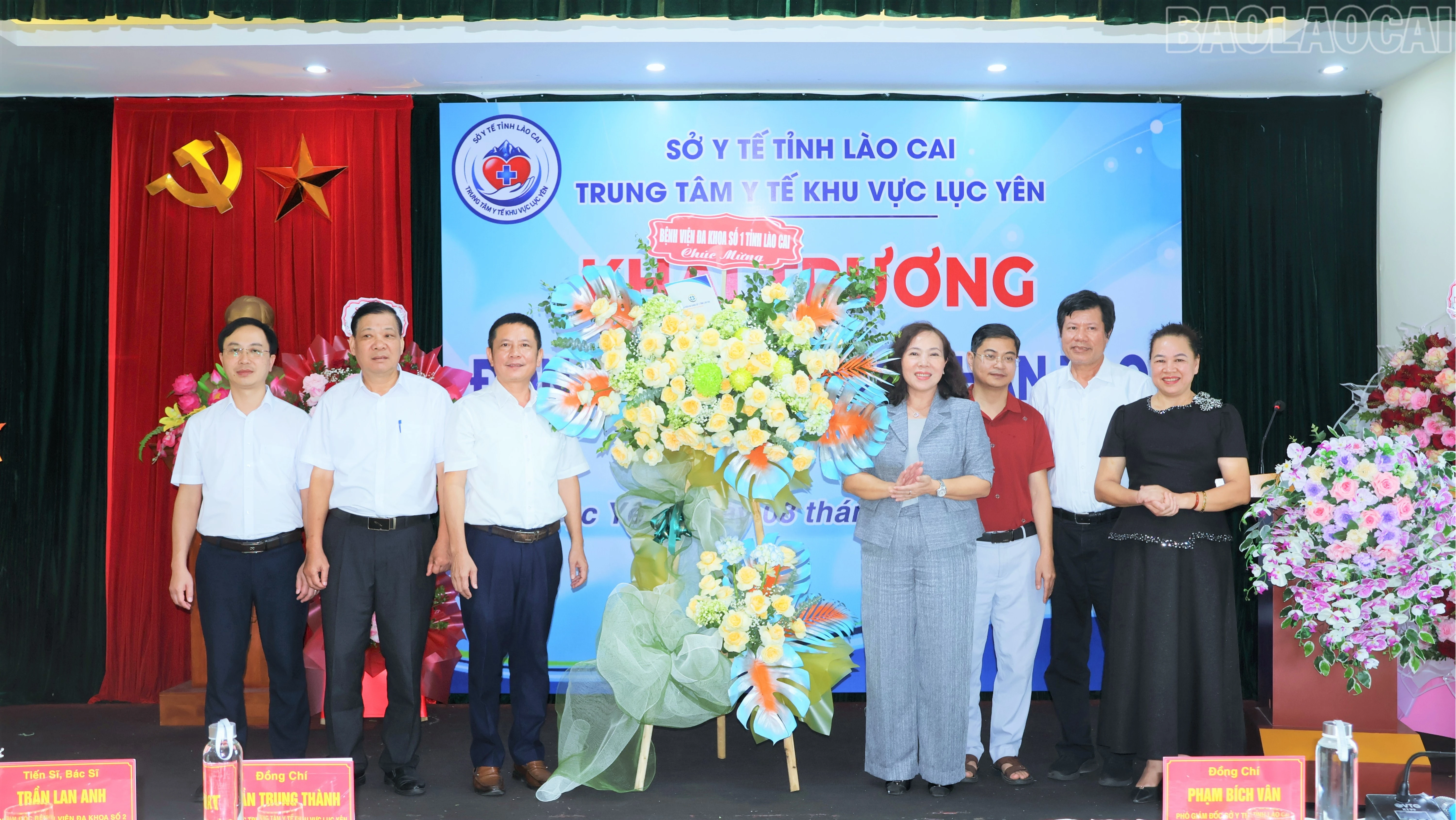 baolaocai-tr_lanh-dao-benh-vien-da-khoa-so-1-tinh-tang-hoa-chuc-mung-5158.jpg