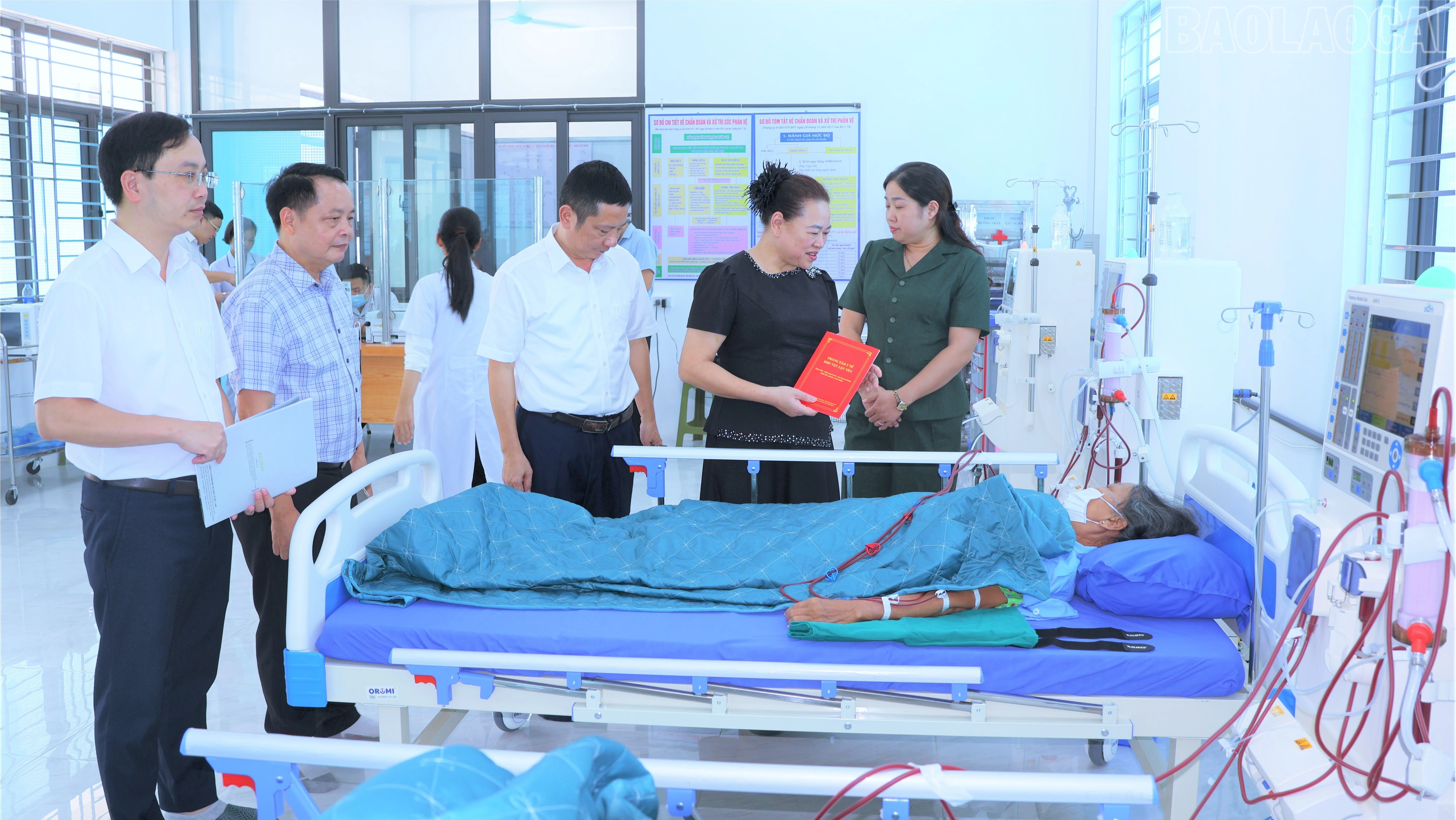 baolaocai-tr_lanh-dao-so-y-te-cung-lanh-dao-benh-vien-bach-mai-tham-va-dong-vien-cac-benh-nhan-tai-trung-tam-y-te-khu-vuc-luc-yen-727-2954.jpg