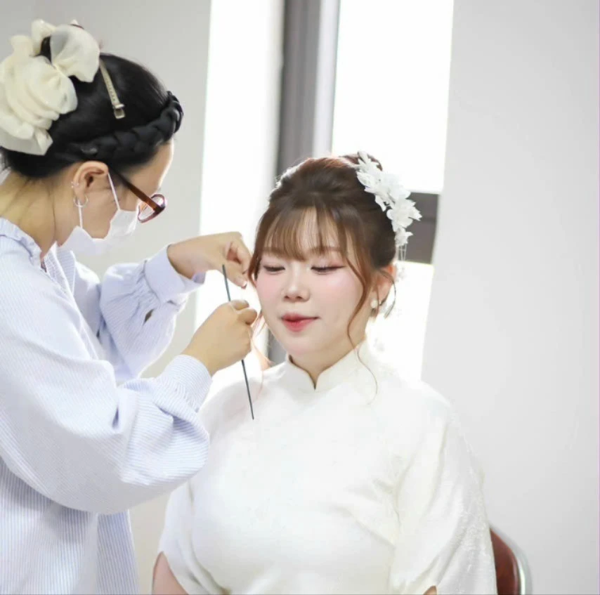 Mặc dù đông khách, chị Duyên chỉ nhận lượng khách nhất định trong ngày, nhằm đảm bảo được chất lượng công việc.