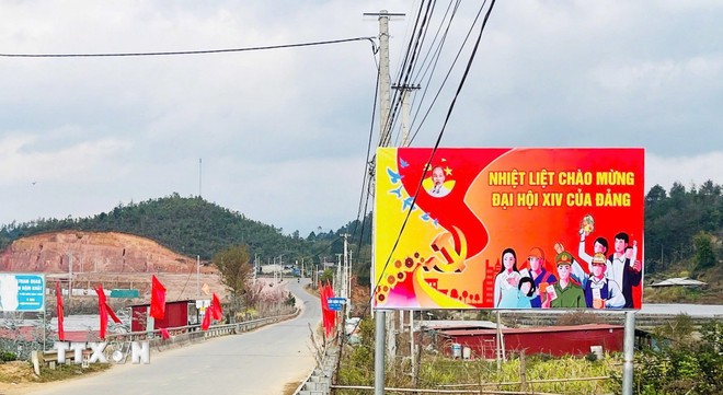 Tại các tuyến đường ở xã vùng cao Púng Luông ngập tràn khẩu hiệu và cờ hoa trước thềm Đại hội XIV của Đảng.