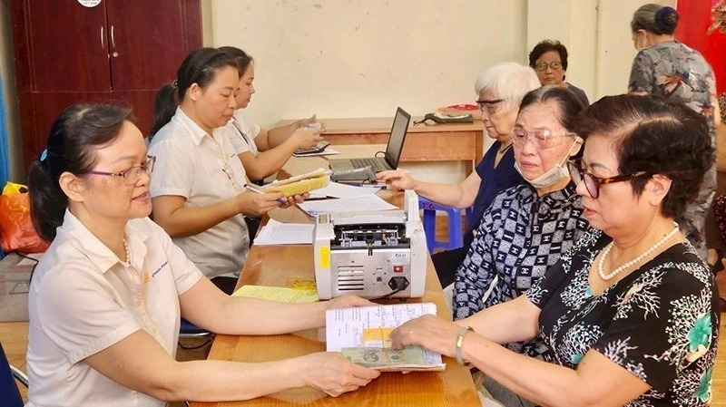 Tiền lương, lương hưu và trợ cấp là trụ cột bảo đảm đời sống cho người lao động và người nghỉ hưu trong tiến trình cải cách chính sách tiền lương.