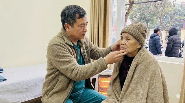 Liệt dây thần kinh số 7 ngoại biên trong những ngày miền Bắc rét sâu thường khởi phát đột ngột, tiến triển nhanh trong vòng 24 - 48 giờ.