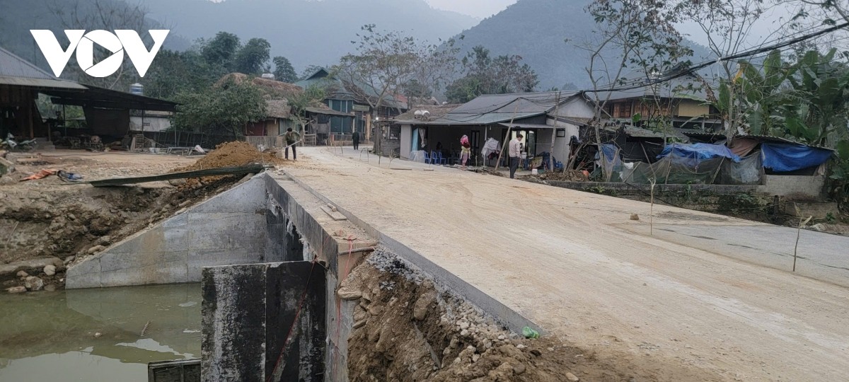 Điểm đặc biệt của dự án là không bố trí kinh phí giải phóng mặt bằng, bởi khoảng 40 hộ dân bị ảnh hưởng trực tiếp đều sẵn sàng hiến một phần đất đai, cây cối, công trình phụ vì lợi ích chung của cộng đồng.