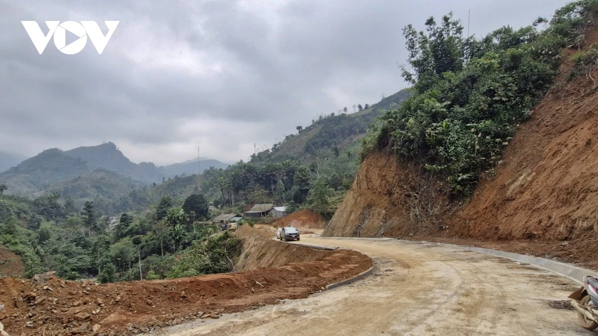 Dự án khắc phục khẩn cấp đường Mai Sơn như tập trung sửa chữa nền, mặt đường và hệ thống thoát nước bị hư hỏng do mưa bão và quá trình khai thác.