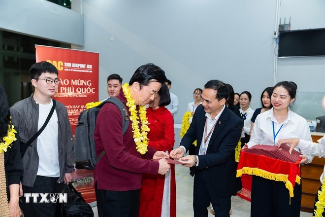 Những vị khách quốc tế đầu tiên đến từ Hàn Quốc “xông đất” đầu năm mới 2026 đặc khu Phú Quốc. (Ảnh: TTXVN phát)