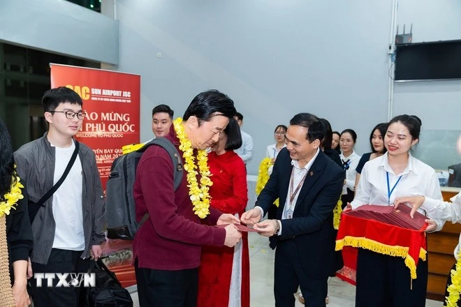 Những vị khách quốc tế đầu tiên đến từ Hàn Quốc “xông đất” đầu năm mới 2026 đặc khu Phú Quốc. (Ảnh: TTXVN phát)