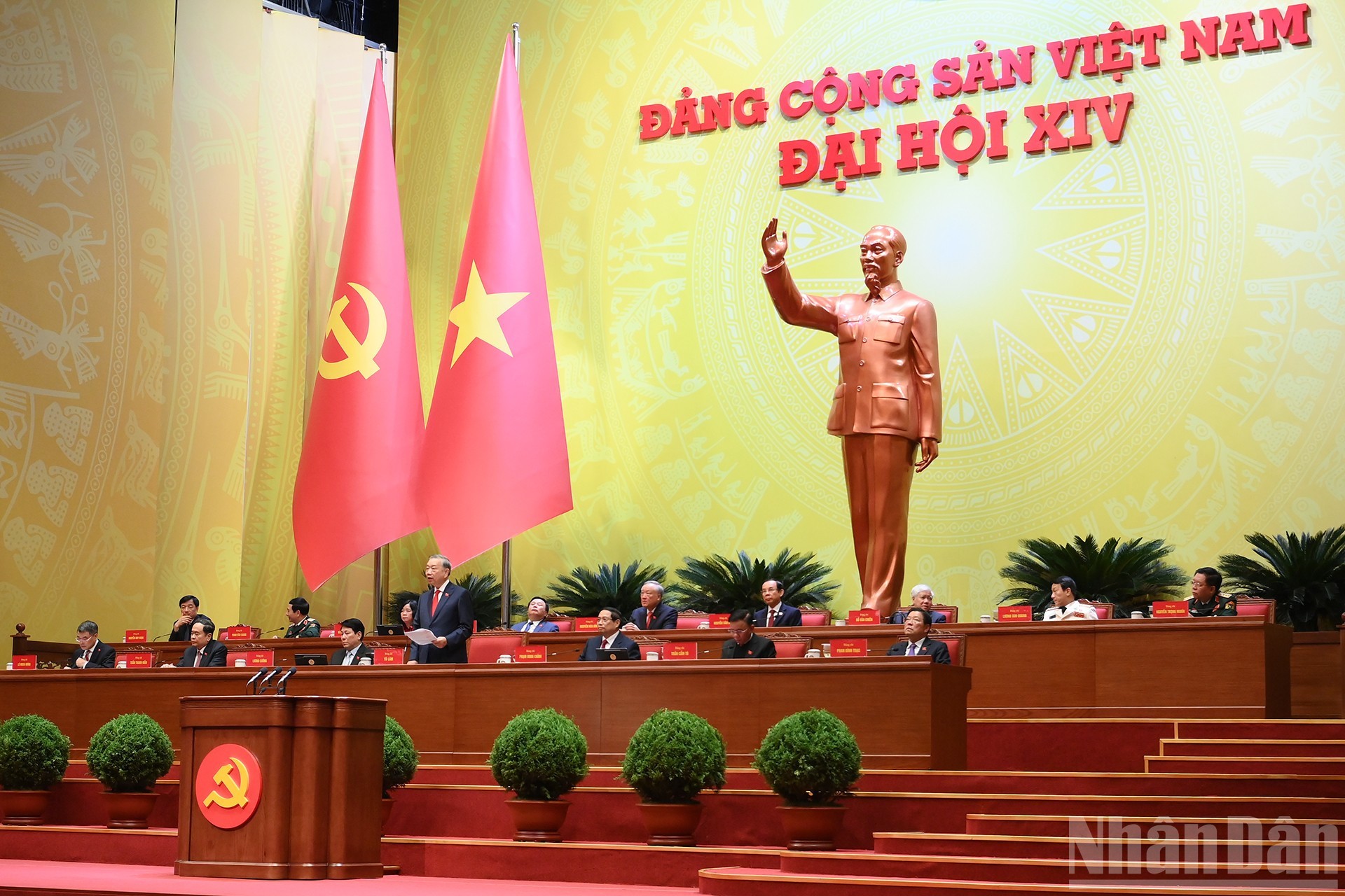 Đoàn Chủ tịch Đại hội tại phiên làm việc.