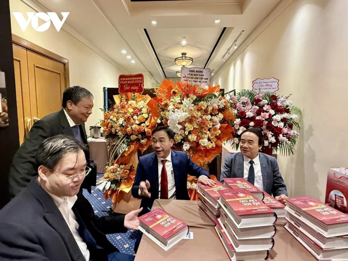 Nhóm biên soạn cuốn sách “Hồi sức cấp cứu - Tiếp cận theo các phác đồ” gồm 4 tác giả chính và 21 cộng sự, trong đó có nhiều chuyên gia đầu ngành.