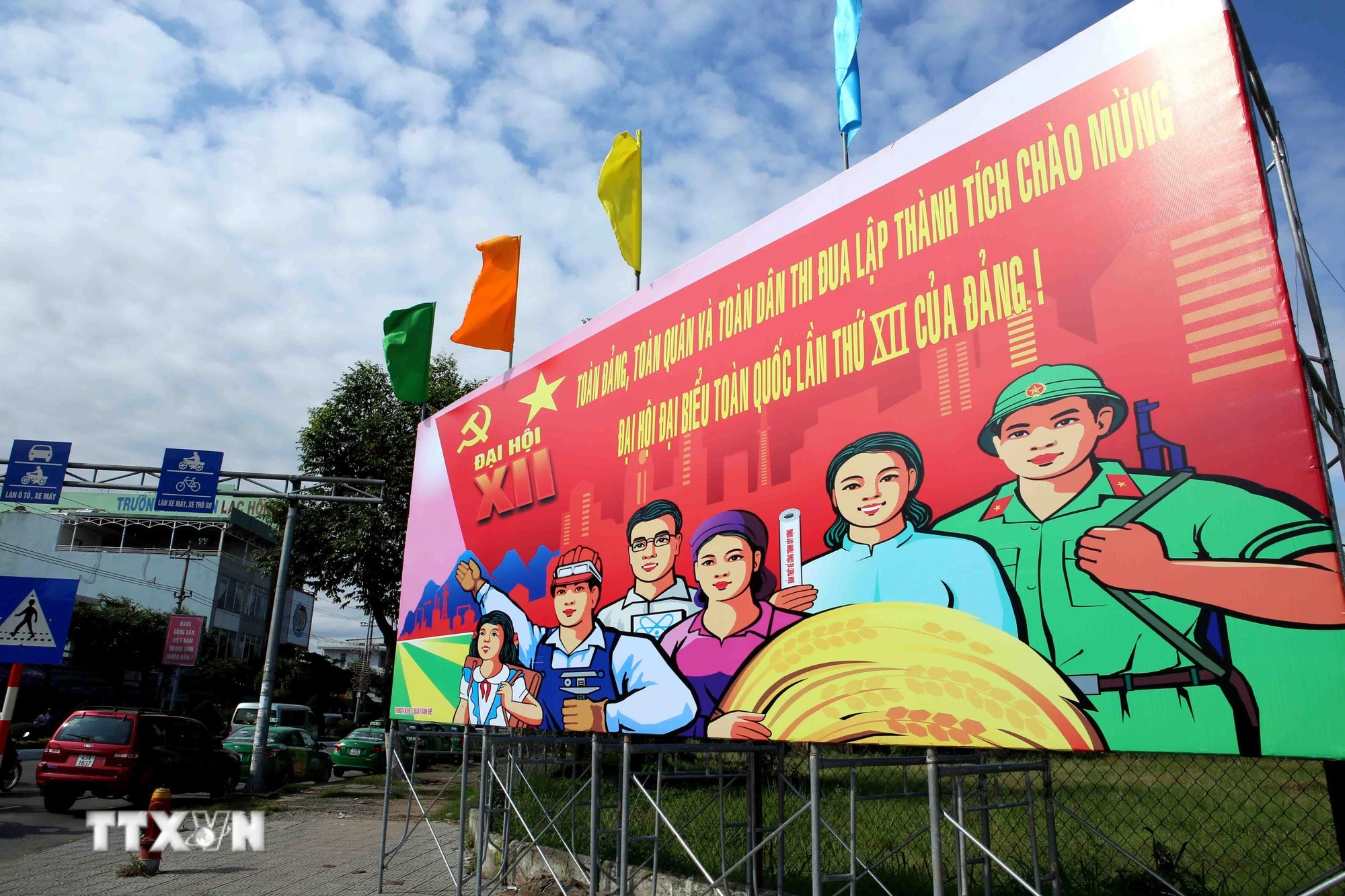 Panô chào mừng Đại hội Đảng toàn quốc lần thứ XII được trang trí tại đường Nguyễn Văn Linh (Đà Nẵng).